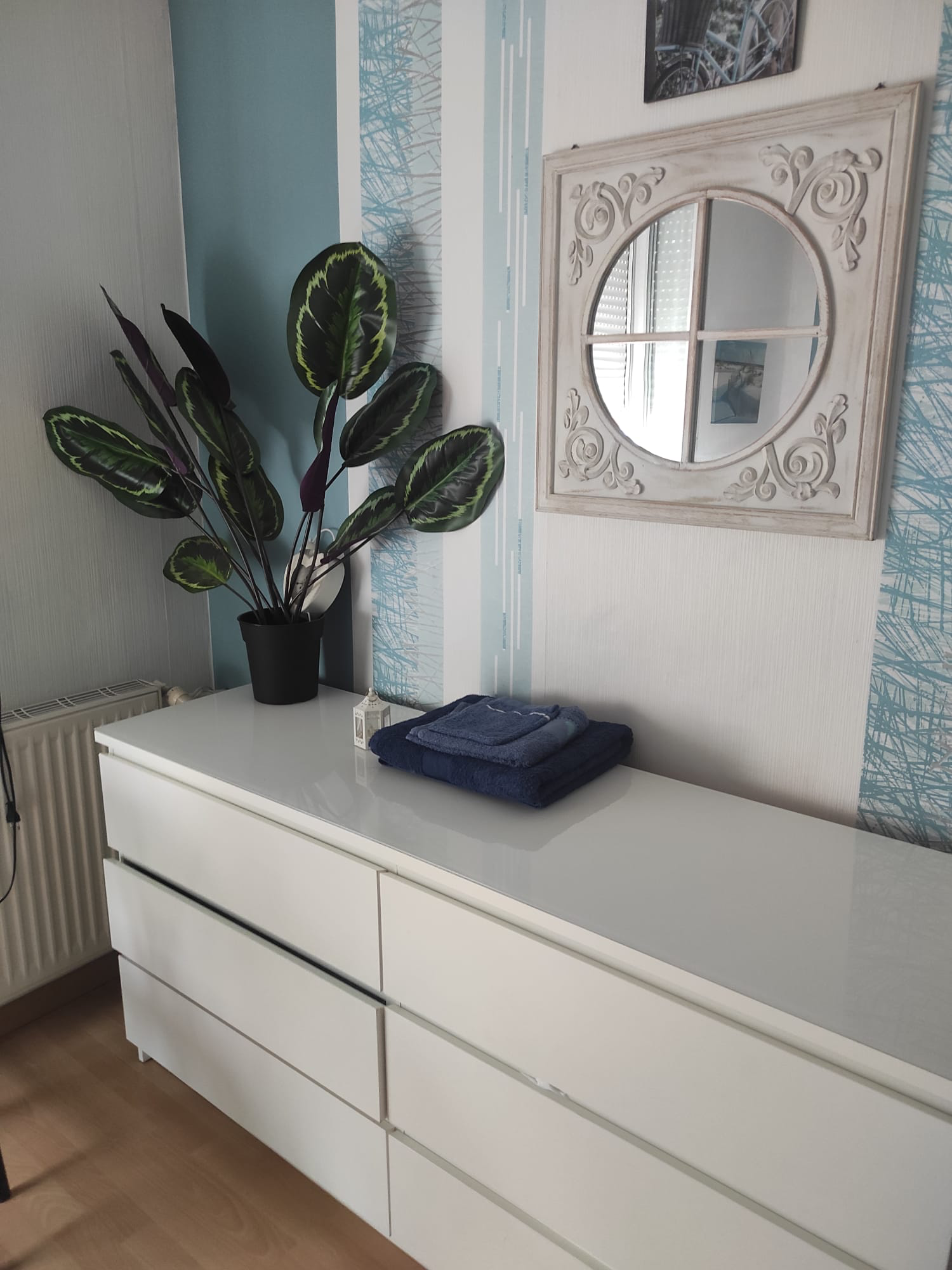 Commode et miroir de la chambre