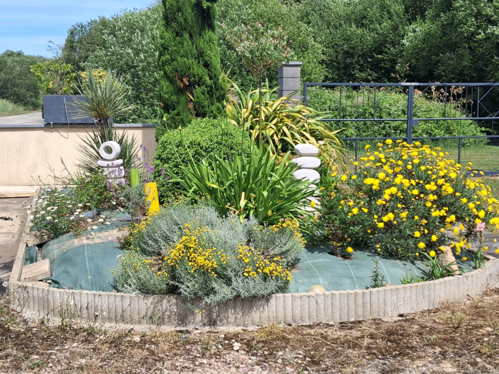 Massif fleuri devant la maison